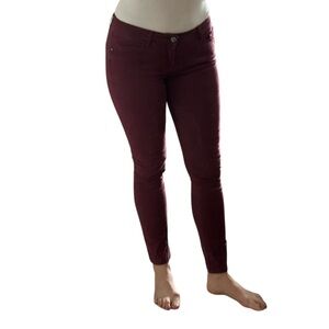 Skinny denim pants, low rise.